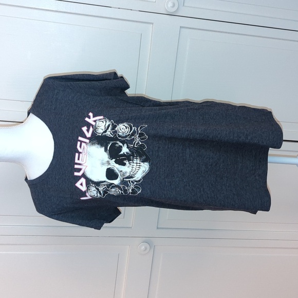 Torrid Lovesick Charcoal Gray Skull Graphic Tee Size 1 Used GC - Picture 1 of 7